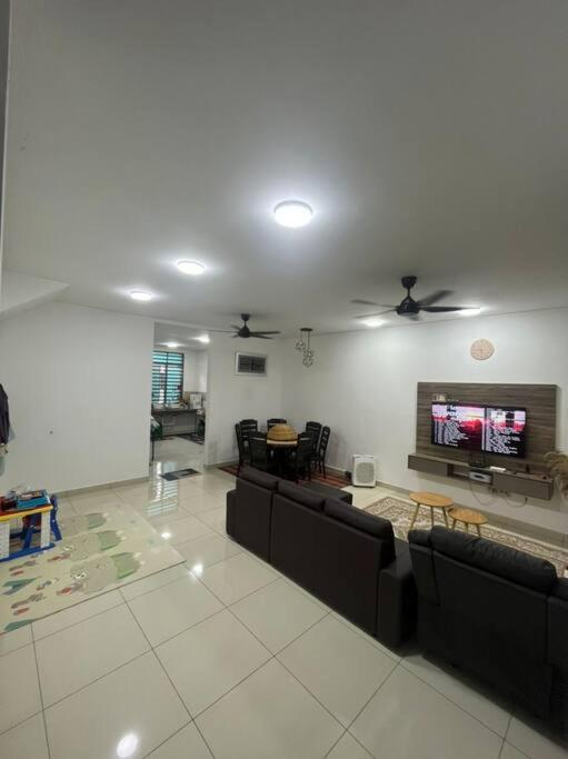 Hadeerna Homestay - Double Storey Terrace Chemor Exterior foto